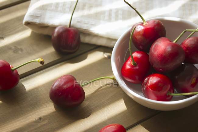 Cerejas frescas em uma tigela pequena — Fotografia de Stock