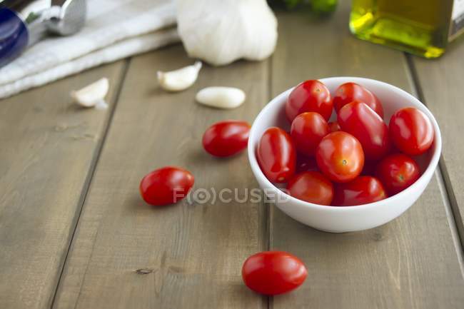 Tomates de uva e dentes de alho — Fotografia de Stock