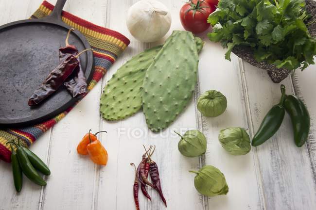 Gemischtes südwestliches Gemüse über Holzfläche — Stockfoto