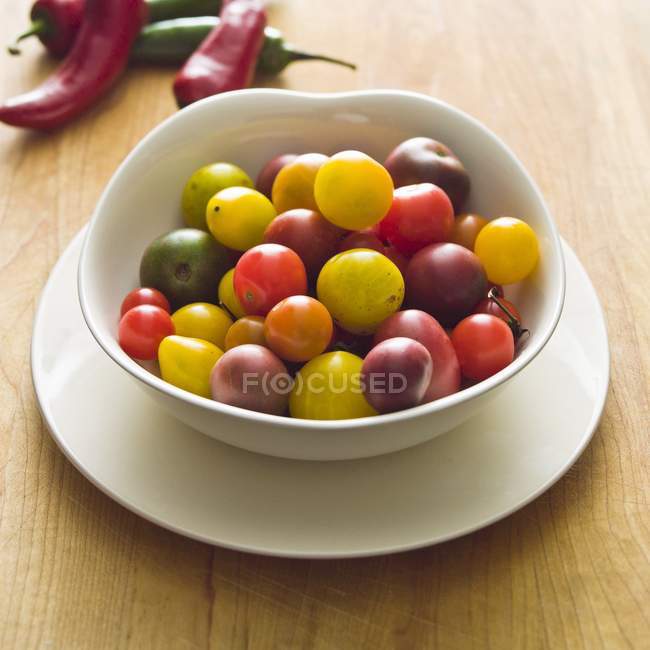 Tomates cerises héritées colorées — Photo de stock