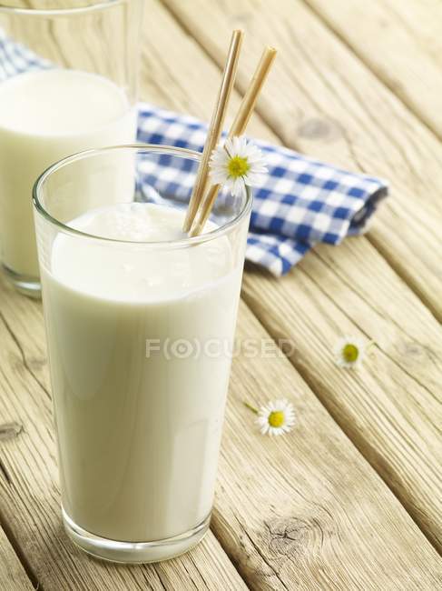 Gläser mit frischer Bio-Milch — Stockfoto