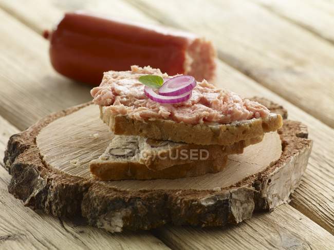Brot auf Holztisch — Stockfoto