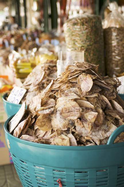 Vista diurna de productos del mar secos en cestas de mercado - foto de stock