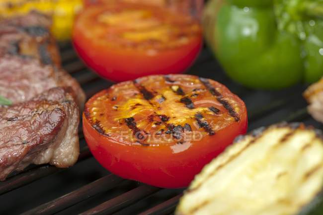 Steak and vegetables on grill — Stock Photo