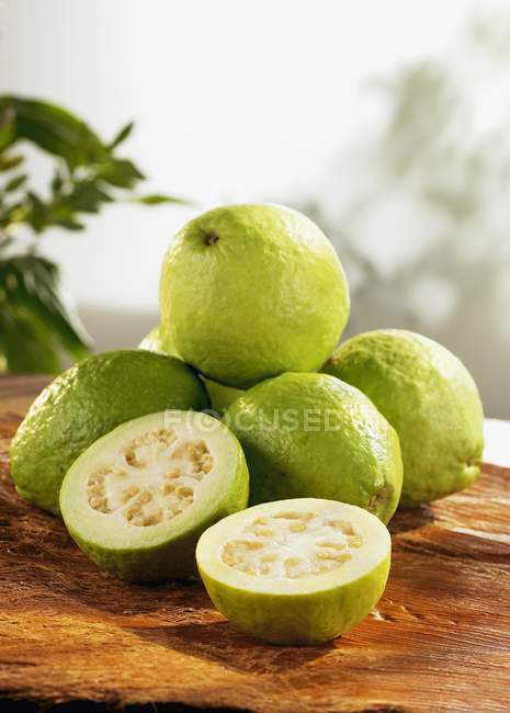 Frische Guaven mit Hälften — Stockfoto