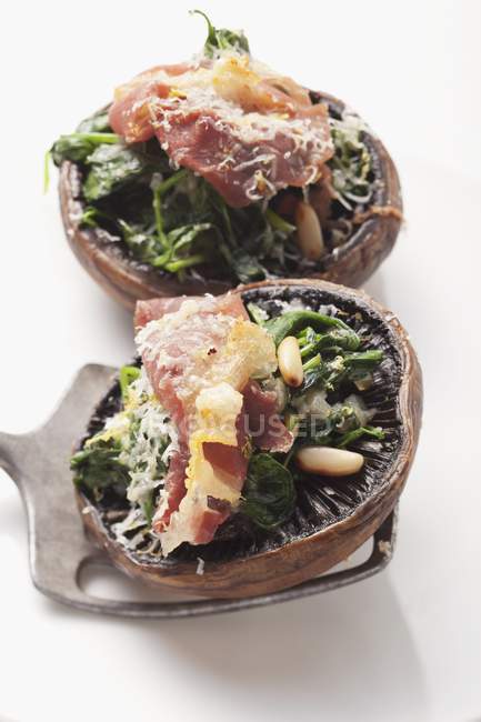 Portobello mushrooms with spinach — Stock Photo