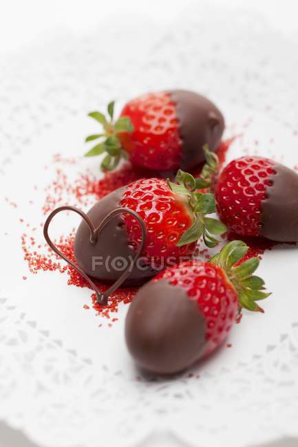 Morangos mergulhados em chocolate — Fotografia de Stock