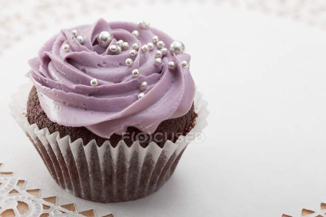 Schokoladen-Cupcake mit Brombeerglasur — Stockfoto