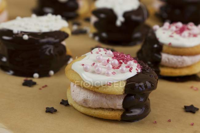 Vista close-up de tartes Whoopie com molho de chocolate e pérolas de açúcar — Fotografia de Stock