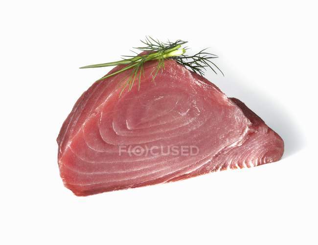 Steak de thon sur un blanc — Photo de stock