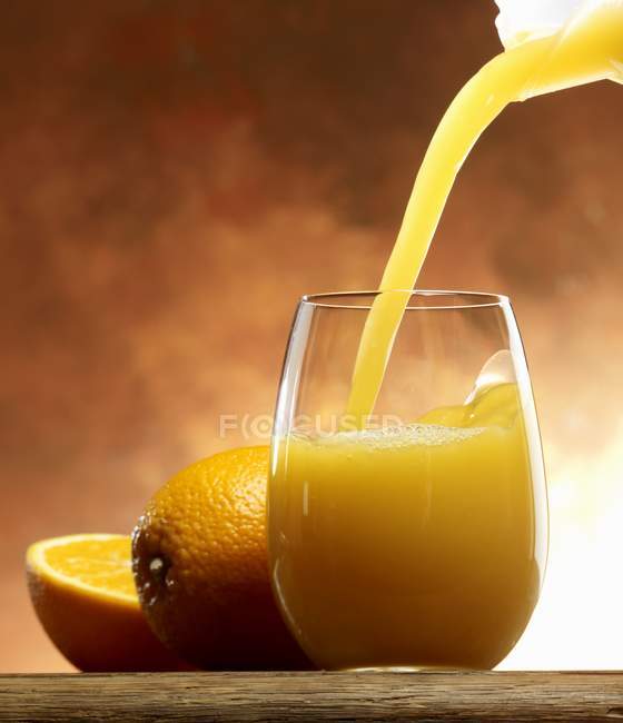 Verser le jus d'orange — Photo de stock