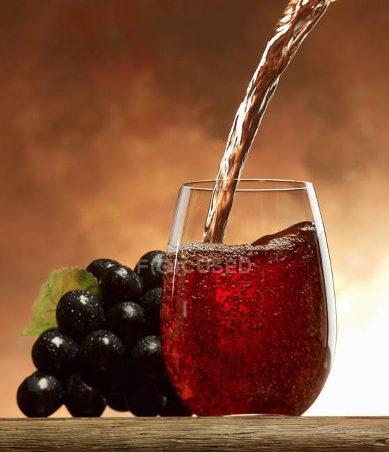 Versare il succo d'uva — Foto stock