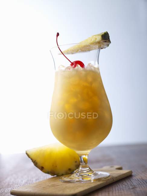 Vue rapprochée du cocktail Pina Colada aux tranches de cerise et d'ananas — Photo de stock