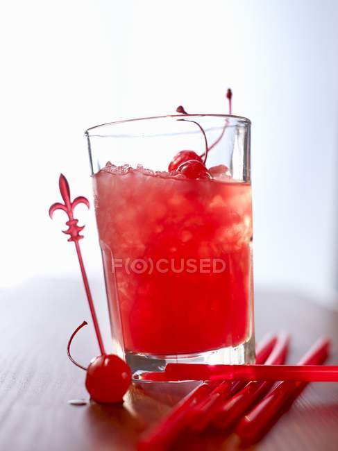 Cocktail com rum e sumo de fruta — Fotografia de Stock