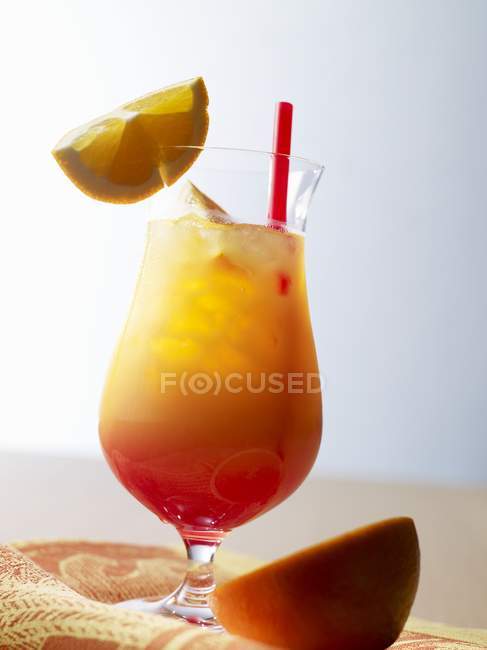Tequila Amanecer con rebanada de naranja - foto de stock