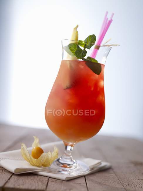 Vista da vicino di All Together cocktail con frutta esotica — Foto stock