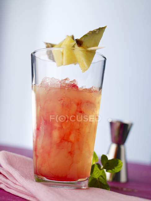 Vue rapprochée du cocktail Cuba Kiss avec brochette d'ananas — Photo de stock