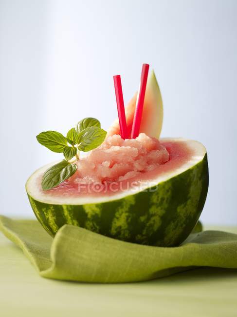 Nahaufnahme von Melonenball-Cocktail in einer Wassermelone — Stockfoto
