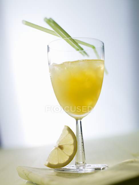 Closeup view of sour cocktail with lemon — Stock Photo