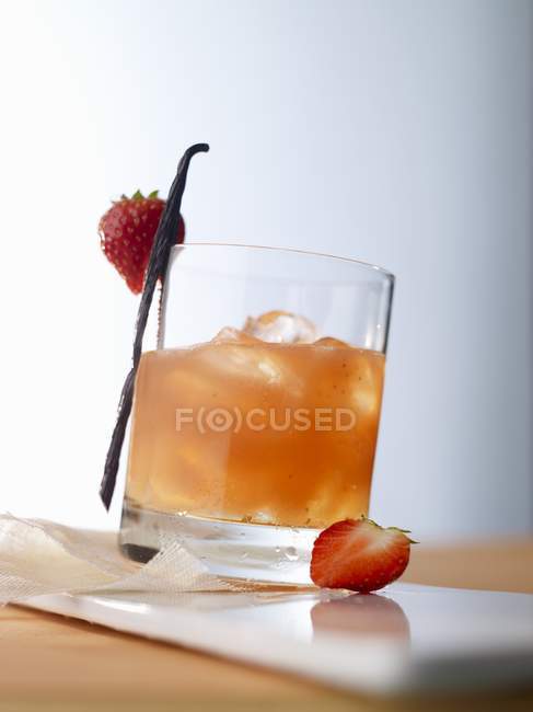 Cocktail with apple liqueur — Stock Photo