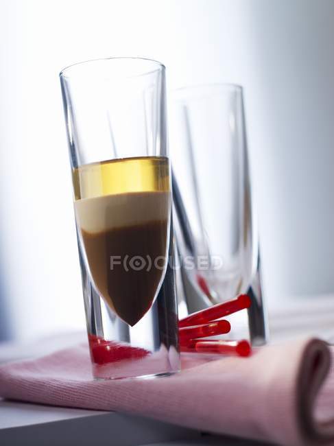 Vue rapprochée du cocktail B52 avec rhum et liqueur de café — Photo de stock