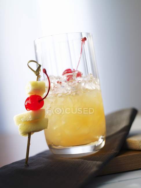 Cocktail au rhum et ananas — Photo de stock