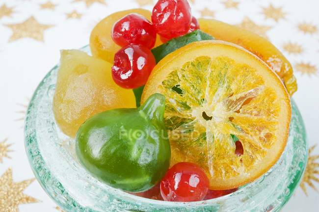 Vue rapprochée de fruits confits colorés dans un bol — Photo de stock