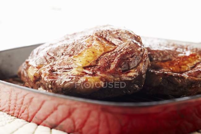 Filetes de carne de res con hueso cocido - foto de stock