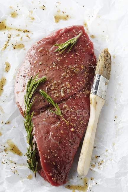 Steak cru en marinade — Photo de stock