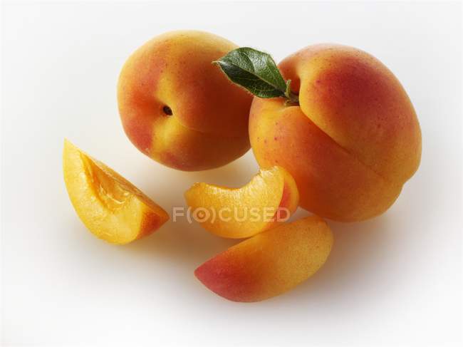 Abricot frais avec tranches — Photo de stock