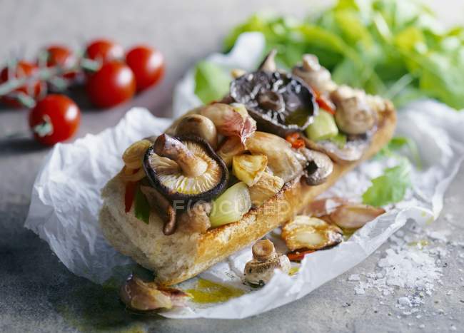 Baguete com cogumelos e cebolas — Fotografia de Stock