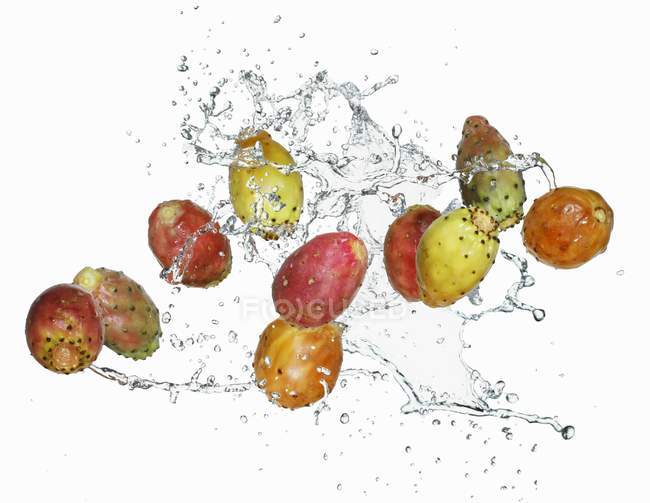 Peras espinosas con salpicaduras de agua - foto de stock