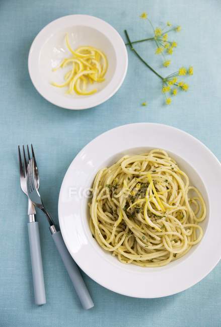Espaguetis con pesto de albahaca - foto de stock
