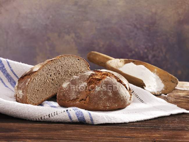 Pão de massa com centeio cortado pela metade — Fotografia de Stock