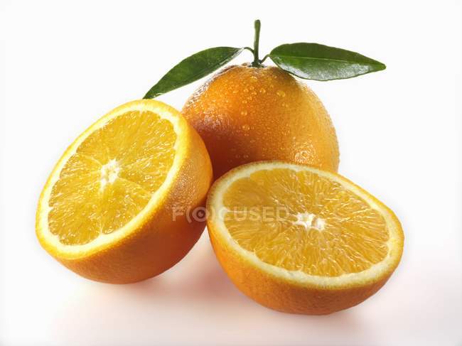 Frische Orangen mit Hälften — Stockfoto