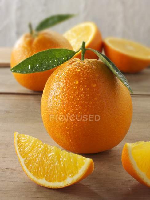 Oranges fraîches avec des tranches — Photo de stock