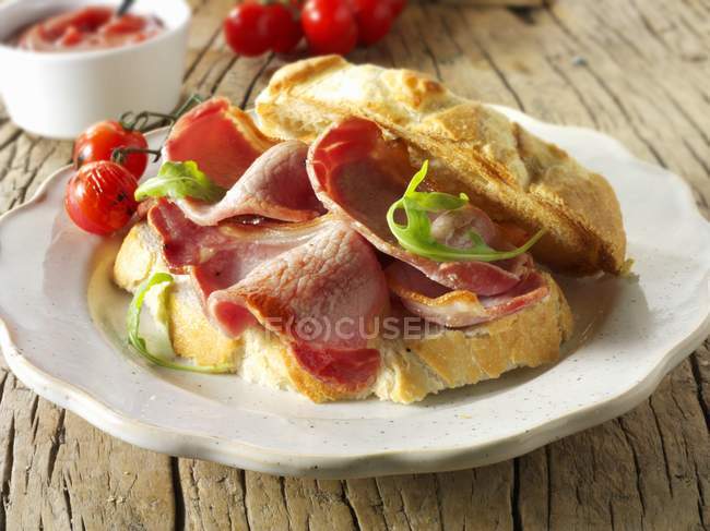 Panino con pancetta e pomodoro — Foto stock