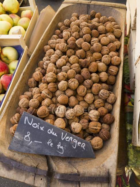 Орехи на выставке на рынке — стоковое фото
