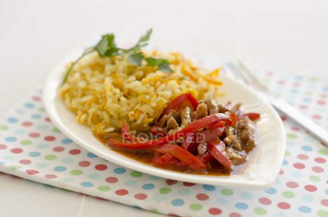 Pepper beef with rice — Stock Photo