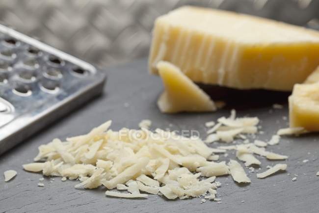 Жесткий итальянский сыр — стоковое фото