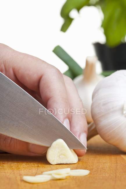 Donna affettare aglio — Foto stock
