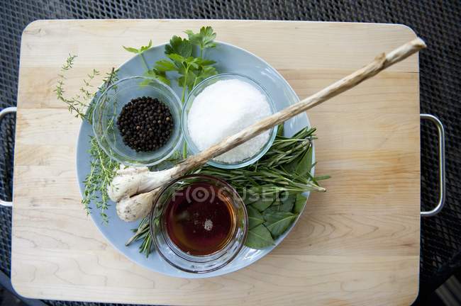 Ingredienti per una pancetta di maiale Salamoia sul piatto sopra una scrivania di legno — Foto stock