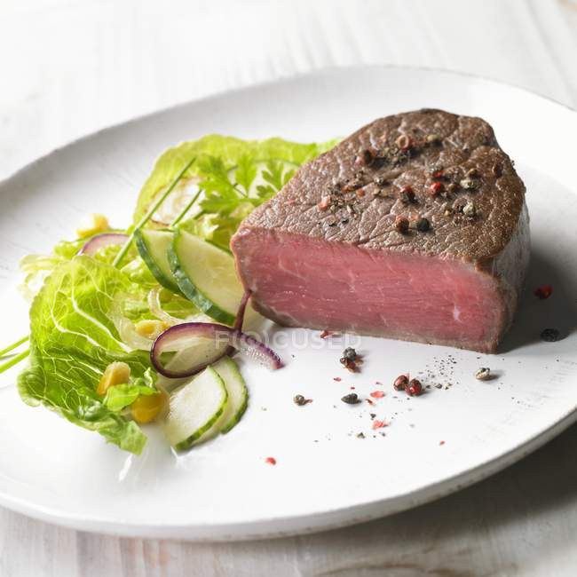Mittelseltenes Steak — Stockfoto