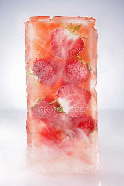 Fresas en bloque de hielo - foto de stock