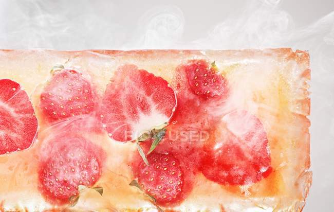 Fragole in blocco di ghiaccio — Foto stock