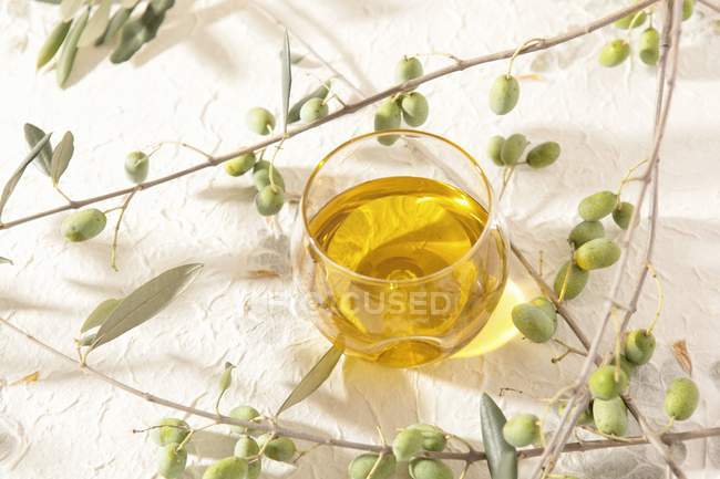 Оливкова олія в склянці — стокове фото