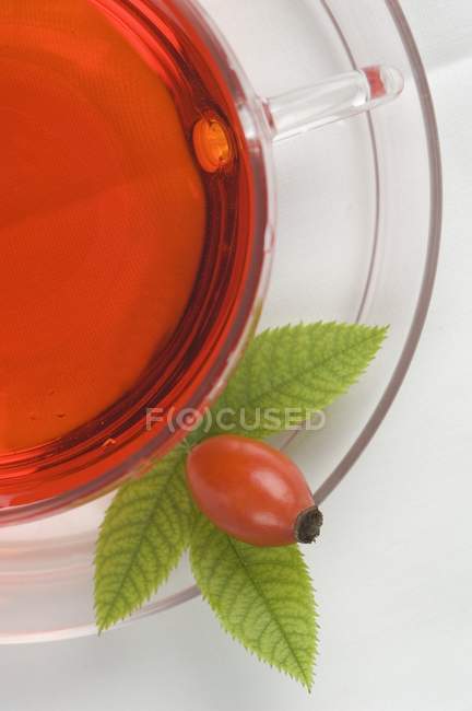 Thé rose hanche dans une tasse en verre — Photo de stock