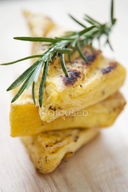 Vista da vicino delle fette di polenta alla griglia con rosmarino — Foto stock