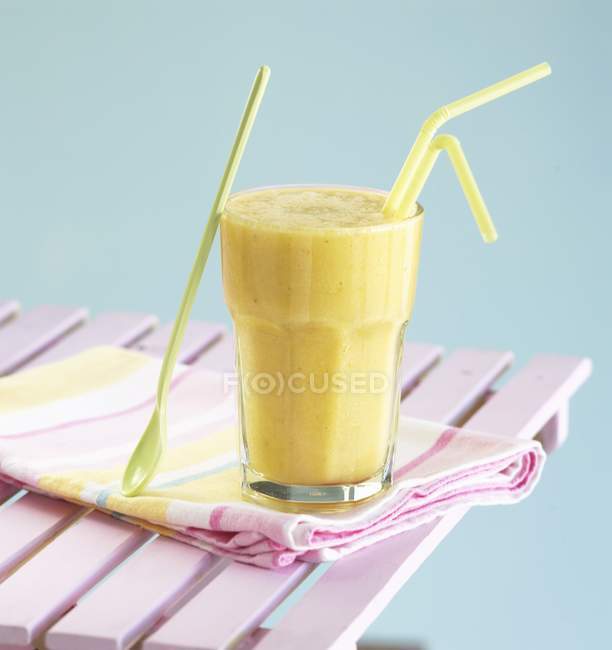 Mango and banana milkshake — Stock Photo