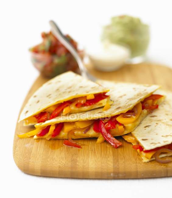 Nahaufnahme von Quesadillas gefüllt mit Paprika auf Holzbrett — Stockfoto